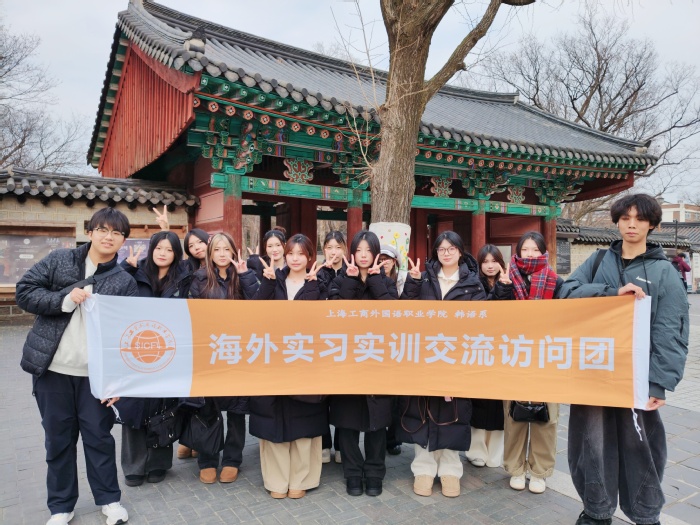 为增进学生对中韩关系的了解,活动特别邀请中国驻光州领事馆领事作讲座。讲座中,领事介绍了中韩交流现状及领事保护相关知识。通过这次讲座,学生们对在海外学习期间的权利和义务有了更加清晰的认识,同时也增强了家国情怀与安全意识。 为增进学生对中韩关系的了解,活动特别邀请中国驻光州领事馆领事作讲座。讲座中,领事介绍了中韩交流现状及领事保护相关知识。通过这次讲座,学生们对在海外学习期间的权利和义务有了更加清晰的认识,同时也增强了家国情怀与安全意识。