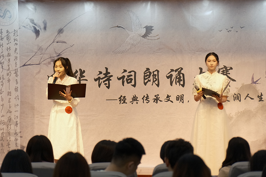 学校“中华诗词诵读大赛”决赛圆满落幕