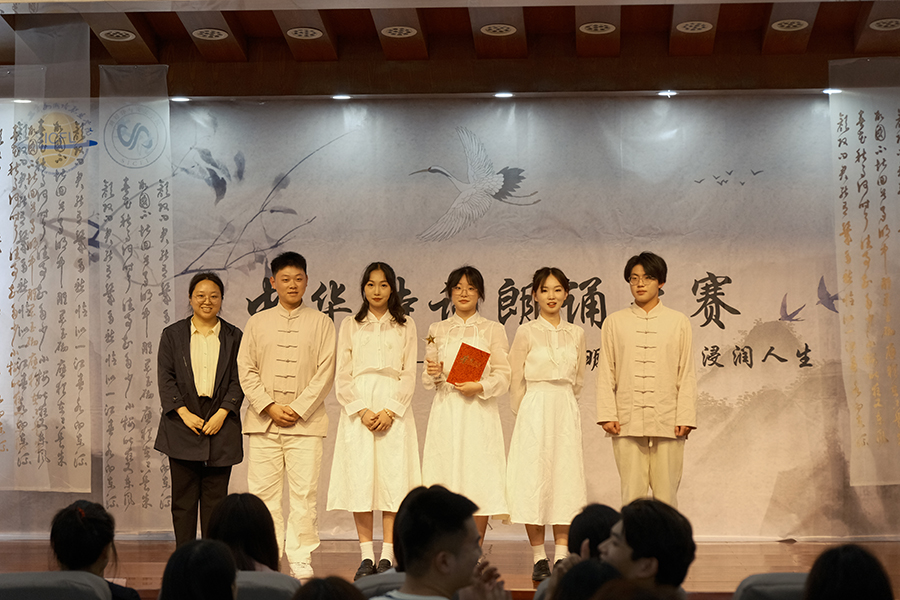 学校“中华诗词诵读大赛”决赛圆满落幕