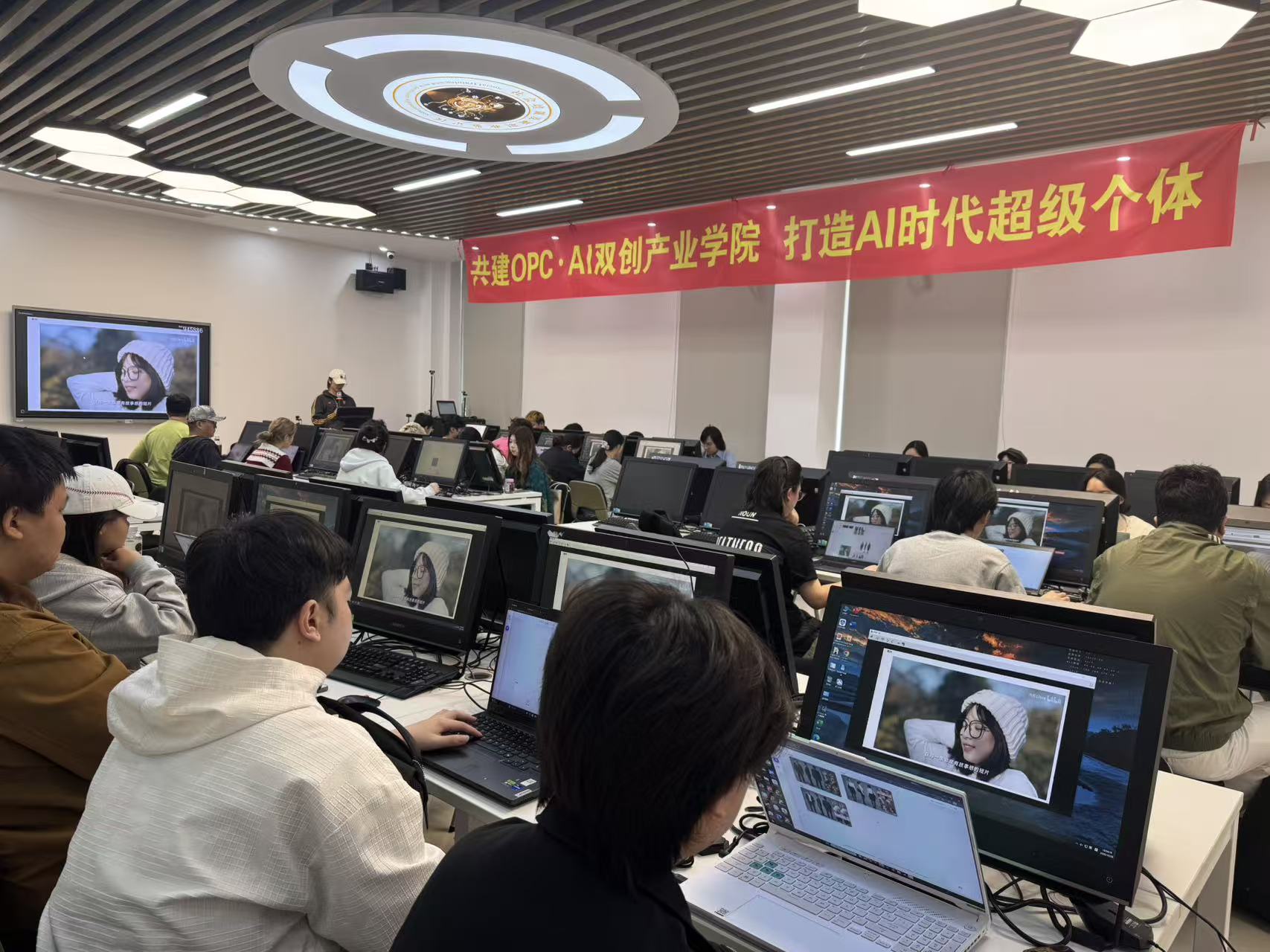期待参训学子在校企协同培育下,练就AI时代硬核本领,找准职业方向,奔赴成长新赛道。 期待参训学子在校企协同培育下,练就AI时代硬核本领,找准职业方向,奔赴成长新赛道。