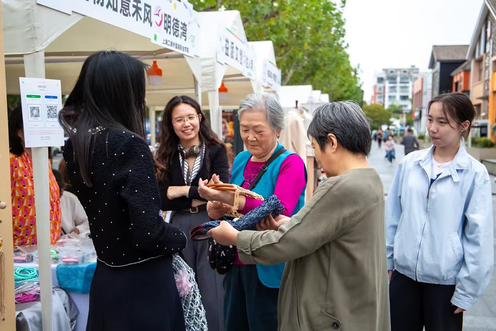 学生向市民科普结艺织造工艺 学生向市民科普结艺织造工艺