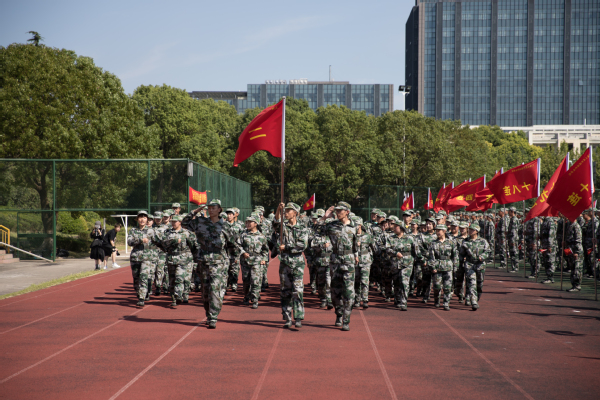 上海工商外国语职业学院2021级新生开学典礼暨军训成果汇报隆重举行 